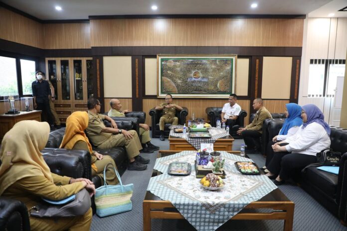 Ket foto : Jajaran BPJS Kesehatan Tasikmalaya, menggelar pertemuan dengan Wali Kota Tasikmalaya Viman Alfarizi yang digelar di ruang Kerja Wali Kota (fokusjabar/Seda)