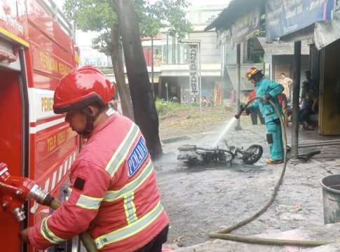 Ketpot: Personel Damkar UPTD Ciamis saat melakukan pendinginan terhadap sepeda motor yang terbakar