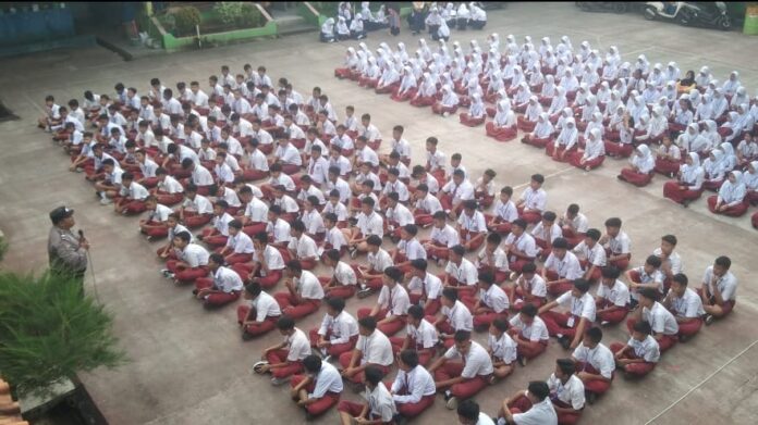 Caption: Para siswa SMPN 3 Banjar diberi edukasi bahaya bullying