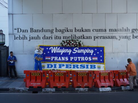 Foto: Persib umumkan merekrut Frans Putros lewat karangan bunga. (Media officer Persib)