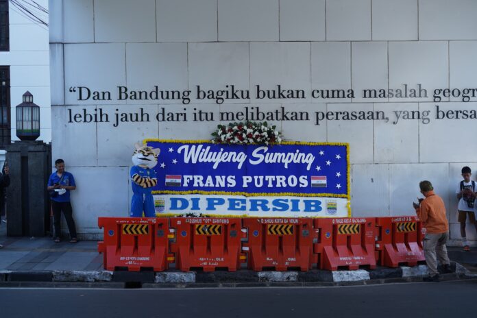 Foto: Persib umumkan merekrut Frans Putros lewat karangan bunga. (Media officer Persib)