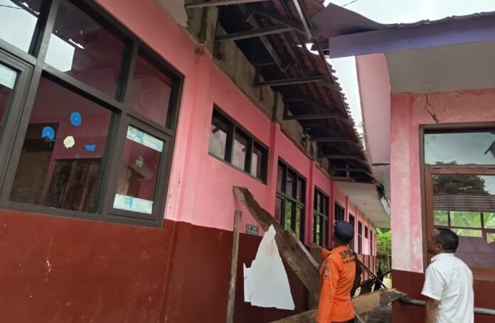 Ketpot: Bangunan SDN 3 Jagabaya yang mengalami kerusakan akibat tanah longsor