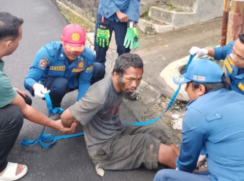 Ketpot: Personel Damkar WMK Kawali saat melakukan evakuasi ODGJ