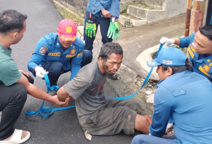 Ketpot: Personel Damkar WMK Kawali saat melakukan evakuasi ODGJ