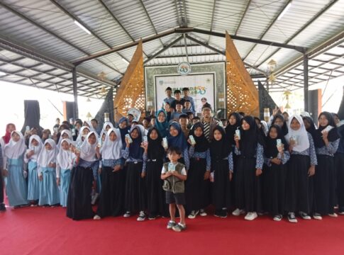 Ket foto : Gerakan Minum Susu bersama dengan Wali Kota dan Ketua Dekranasda bersama para anak-anak pelajar di acara Hari Krida Pertanian 2025 (fokusjabar/Seda)