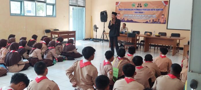 Caption: Anggota Bawaslu Kota Banjar Wahidan berikan materi meningkatkan kesadaran dan partisipasi politik masyarakat