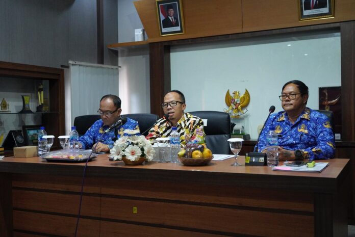 Ket foto : Rakor Evaluasi Pendapatan Daerah Kota Tasikmalaya bersama Pimpinan OPD dipimpin langsung Wali Kota Viman Alfarizi (fokusjabar/Seda)