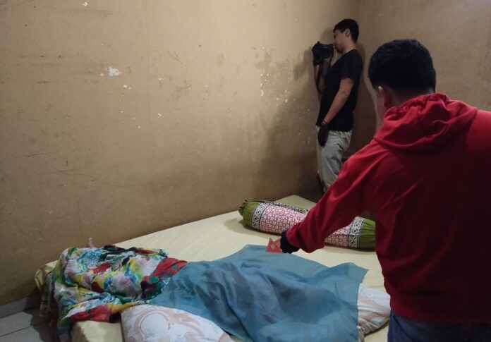 Ketpot: Tim Inafis saat berada di lokasi penemuan Turiah yang meninggal di kamar
