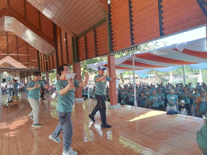Ket foto : Senam Bersama Keluarga Besar PKS Kota Tasikmalaya dalam acara Family Fun Gathering di objek Wisata Situ Gede Mangkubumi Tasikmalaya (fokusjabar/Seda)