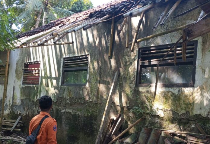 Ketpot: Rumah Karti (84) warga Kecamatan Pamarican Ciamis yang ambruk