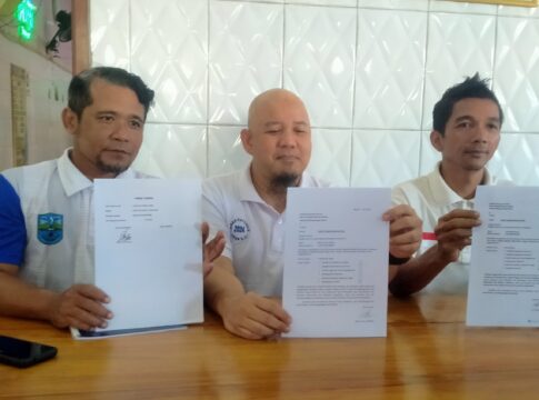 Caption: Ketua KONI Kota Banjar Soedrajat Argadireja didamlingi pengurus KONI menunjukan berkas hengkanya dua atlet balap motor