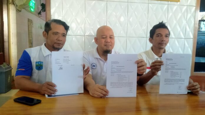 Caption: Ketua KONI Kota Banjar Soedrajat Argadireja didamlingi pengurus KONI menunjukan berkas hengkanya dua atlet balap motor