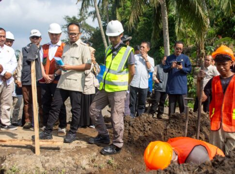 Ket foto : Wali Kota Viman Alfarizi, saat meninjau proses pembangunan Sarana Penyediaan Air Minum di Kelurahan Cipawitra Mangkubumi Kota Tasikmalaya (fokusjabar/Seda)