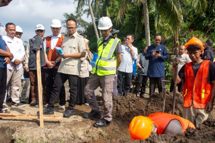 Ket foto : Wali Kota Viman Alfarizi, saat meninjau proses pembangunan Sarana Penyediaan Air Minum di Kelurahan Cipawitra Mangkubumi Kota Tasikmalaya (fokusjabar/Seda)