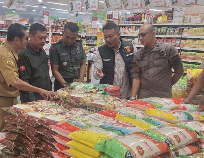 Ketpot: Tim Satgas Pangan Kabupaten Ciamis saat melakukan sidak beras kemasan