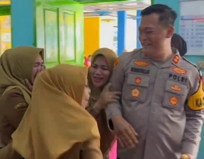 Ketpot: Momen haru saat Kapolres Ciamis AKBP. Hidayatullah saat memberikan apresiasi kepada tenaga pendidik TK Kemala Bhayangkari 25 Ciamis