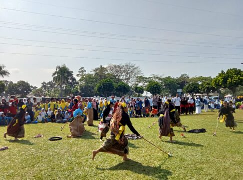 Ket foto : Penampilan permainan tradisional anak Kaulinan Barudak, pada peringatan HAN Ke-41 di halaman Balekota Tasikmalaya (fokusjabar/Seda)