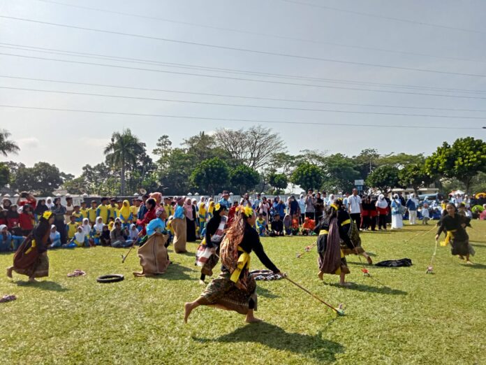 Ket foto : Penampilan permainan tradisional anak Kaulinan Barudak, pada peringatan HAN Ke-41 di halaman Balekota Tasikmalaya (fokusjabar/Seda)