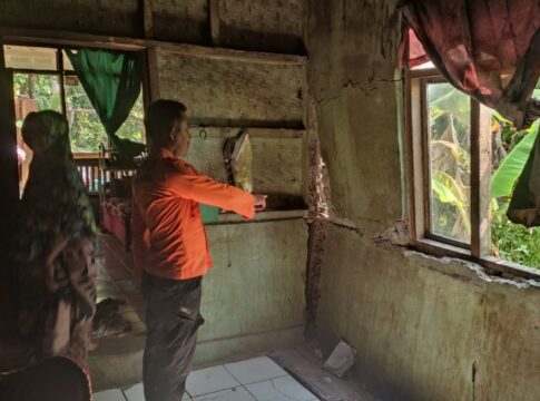 Sebuah rumah milik Ibu Nani, warga Desa Cigayam, Kecamatan Banjaranyar, Kabupaten Ciamis, ambruk