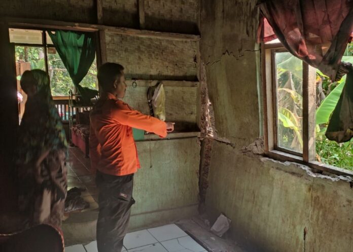 Sebuah rumah milik Ibu Nani, warga Desa Cigayam, Kecamatan Banjaranyar, Kabupaten Ciamis, ambruk