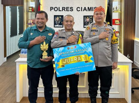 Ketpot: Kapolres Ciamis AKBP. Hidayatullah (Kanan) Babinkamtibmas Desa Jalatrang Aiptu Agus (Tengah) dan Kades Jalatrang Dadi (Kiri)