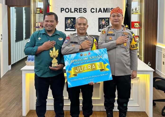 Ketpot: Kapolres Ciamis AKBP. Hidayatullah (Kanan) Babinkamtibmas Desa Jalatrang Aiptu Agus (Tengah) dan Kades Jalatrang Dadi (Kiri)