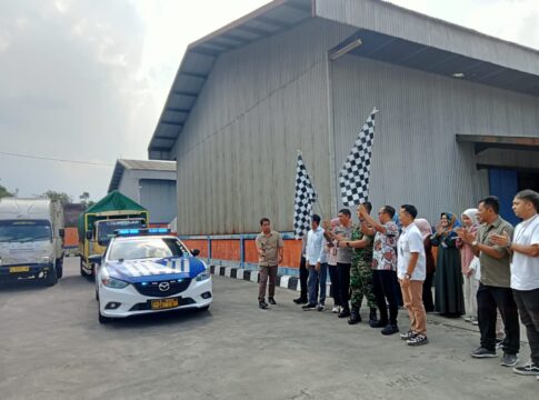 Ket foto : Wali Kota Viman Alfarizi bersama Kepala Cabang Bulog Ciamis Dadan Irawan, mengangkat bendera tanda launching Pendistribusian Bantuan Pangan beras (fokusjabar/Seda)