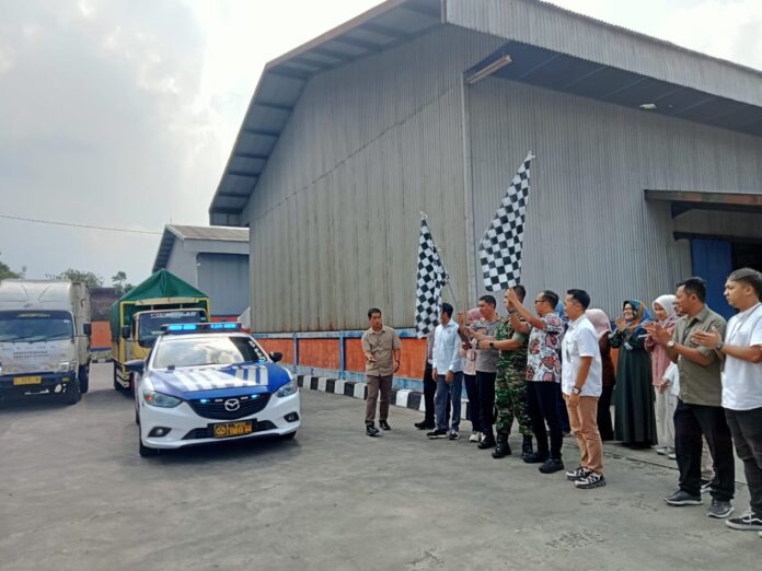 Ket foto : Wali Kota Viman Alfarizi bersama Kepala Cabang Bulog Ciamis Dadan Irawan, mengangkat bendera tanda launching Pendistribusian Bantuan Pangan beras (fokusjabar/Seda)