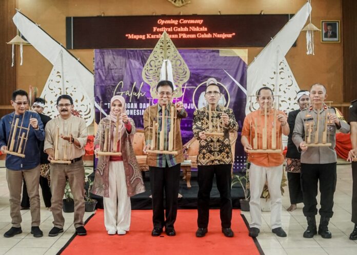 Ketpot: Bupati Ciamis Herdiat Sunarya saat acara Festival Galuh Niskala yang di gelar Universitas Galuh (Unigal)