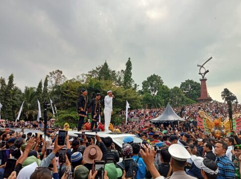 Ket foto : Gubernur Jabar Dedi Mulyadi, menyapa ribuan warga Kabupaten Tasikmalaya dari atas sunroot mobilnya di Halaman Kantor Bupati Tasikmalaya Singaparna (fokusjabar/Seda)