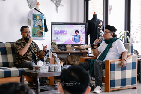 Keterangan Foto: Sekretaris Dinas Kominfo Ciamis, Hendri Ridwansyah dan Ketua GDE Ciamis, Andi Ali Fikri (Kanan) ketika memberikan materi dalam acara pelatihan perdana bagi Duta Digital Desa yang mewakili 27 kecamatan di Ciamis. Sabtu (26/07/2025).