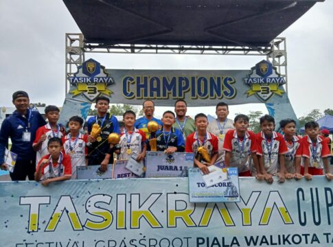Ket foto : Wali Kota Viman Alfarizi, foto bersama dengan para pemain Nafwa FC, Sang juara I kategori usia 12 di Stadion Wiradadaha Kota Tasikmalaya (fokusjabar/Seda)