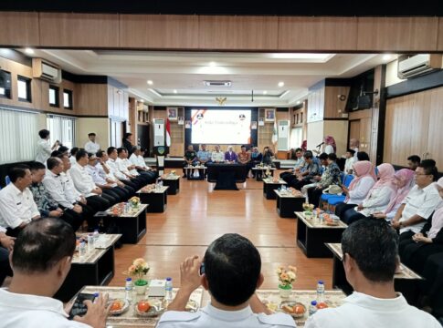 Ket foto : Pertemuan Wali Kota Viman Alfarizi bersama sejumlah Kepala OPD dengan Senator DPD RI Aanya Rina Casmayanti, yang digelar di Aula Utama Balekota Tasikmalaya (fokusjabar/Seda)