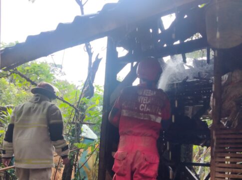 Ketpot: Petugas Damkar UPTD Ciamis saat memadamkan api di rumah Novianti warga Dusun Pasirdatar