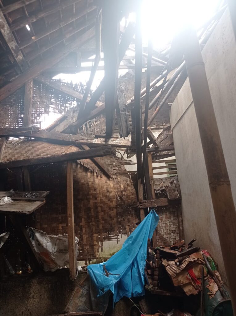 Rumah Evi warga Dusun Bunirasa yang ambruk