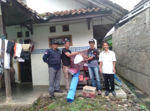 Ketpot : Evi warga Dusun Bunirasa pemilik rumah yang ambruk saat menerima bantuan