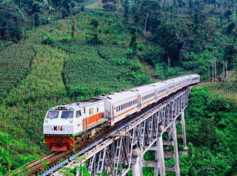 Ket foto : KA Pasundan dan Kahuripan, menjadi Primadona masyarakat saat melakukan perjalanan menggunakan kereta dimasa libur panjang (Humas Daop Bdg)