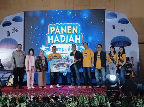 Ket foto : Penyerahan Hadiah Grand Prize Mobil, Secara simbolis Kuncinya kepada Nasabah yang atas Nama Rismawati, dari BRI Unit Karangnunggal (fokusjabar/Seda)