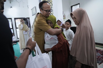 Ket foto : Wali Kota Viman Alfarizi, Memeluk Lansia, usai dirinya memberikan santunan paket sembako di Masjid Al Muttaqin Komplek Perumahan Grand Mayasari Estate Tasikmalaya (fokusjabar/Seda)
