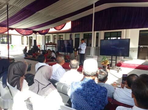 Ketpot: Bupati Ciamis Herdiat Sunarya saat meresmikan SDN 2 Kujang Kecamatan Cikoneng Ciamis