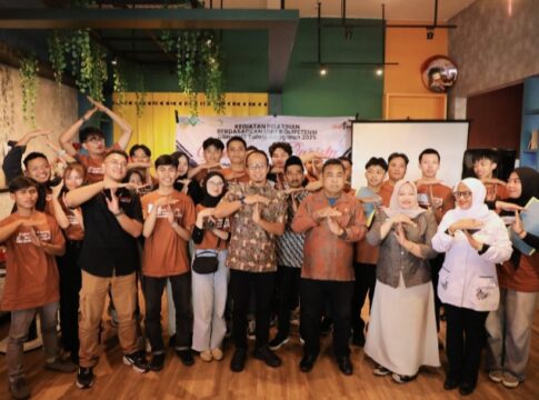 Ket foto : Wali Kota Viman Alfarizi foto bersama para Barista, usai menutup pelatihan Barista di Cafe Siloka Kopi Tasikmalaya (fokusjabar/Seda)