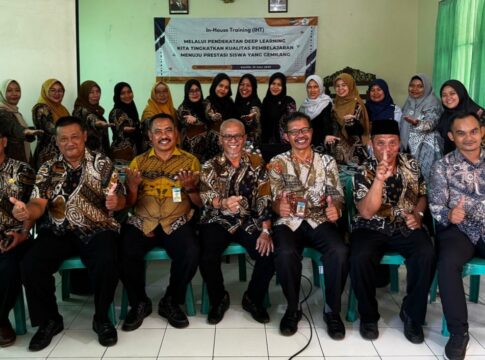 Keterangan Foto: Kepala SMPN 1 Cimaragas, Yudi Nugraha melakukan foto bersama usai kegiatan In-House Training (IHT) Kamis, (10/07/2025), di Aula SMPN 1 Cimaragas.
