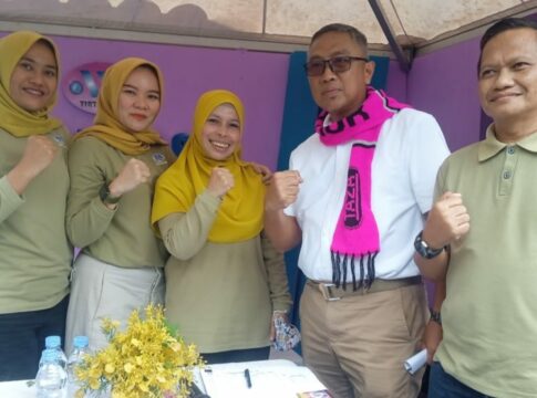 Keterangan Foto: Kepala Bagian Layanan Pelanggan, Dadan Firdaus Hielmy bersama Sekda Ciamis, Dr. Andang Firman Triyadi melakukan foto bersama di stand PerumDAM Tirta Galuh dalam kegiatan Muharram Creative Festival, Sabtu (12/07/2025).