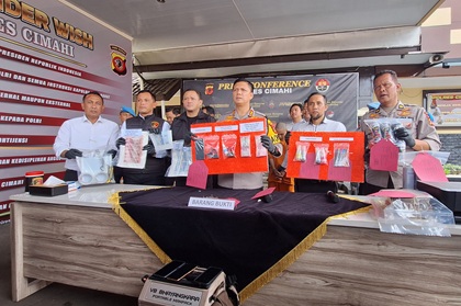 Foto: Polres Cimahi Tangkap Penjual Ketan Bakar yang Cetak dan Edarkan Uang Palsu. (Arif)