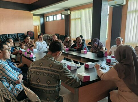 Keterangan Foto: Rombongan Bapemperda DPRD dan Disnaker Kabupaten Ciamis ketika duduk bersama dengan jajaran Disnaker Kabupaten Indramayu, Senin (14/07/2025).
