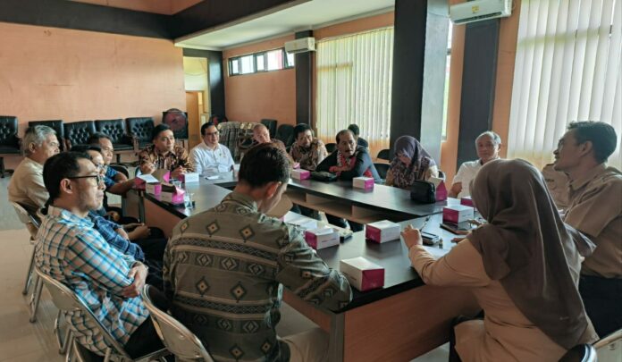 Keterangan Foto: Rombongan Bapemperda DPRD dan Disnaker Kabupaten Ciamis ketika duduk bersama dengan jajaran Disnaker Kabupaten Indramayu, Senin (14/07/2025).