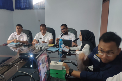Keterangan Foto: plt Kadis Kominfo, Dadang Darmawan didampingi Sekdis, Hendri Ridwansyah dan Kepala Bidang SKDI, Wahyu Widiartono, ketika menghadiri rakor PPID secara virtual yang digelar di Diskominfo Kabupaten Ciamis, Rabu (16/07/2025).