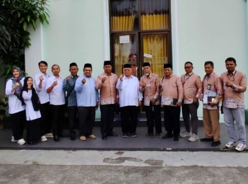 Keterangan Foto: Ketua Baznas Kabupaten Ciamis, KH Lili Miftah berfoto bersama rombongan Baznas Kota Padang di Depan kantor Baznas Ciamis, Rabu (16/07/2025).