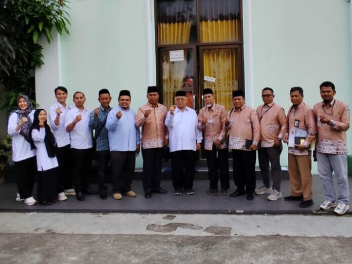 Keterangan Foto: Ketua Baznas Kabupaten Ciamis, KH Lili Miftah berfoto bersama rombongan Baznas Kota Padang di Depan kantor Baznas Ciamis, Rabu (16/07/2025).