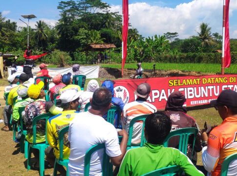 Keterangan Foto: Para peserta sedang menunggu giliran untuk perlombaan putaran kelima, Liga Merpati Ciamis, di Lapak Cibuntu, Sabtu (19/07/2025).